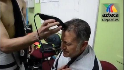 Osorio perde aposta com jogadores do México e tem cabelo raspado por Chicharito