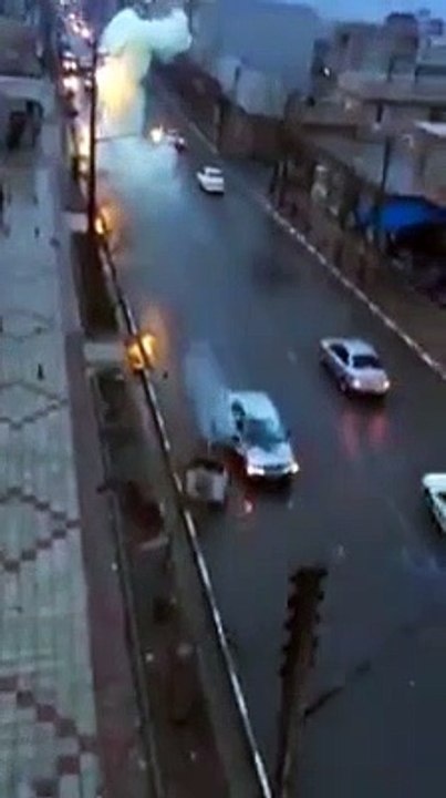 Une voiture qui roule se fait frapper par la foudre