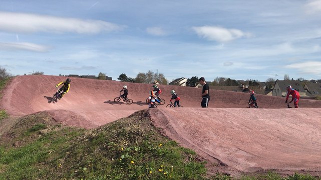 Les jeunes pilotes du BMX club virois en entraînement