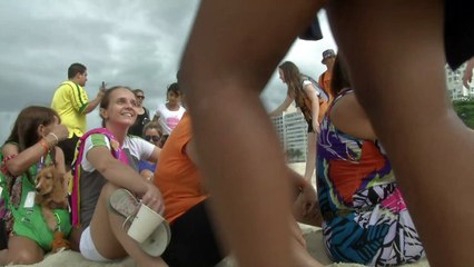 Mosaico humano en Rio contra exploración petrolera en Amazonas