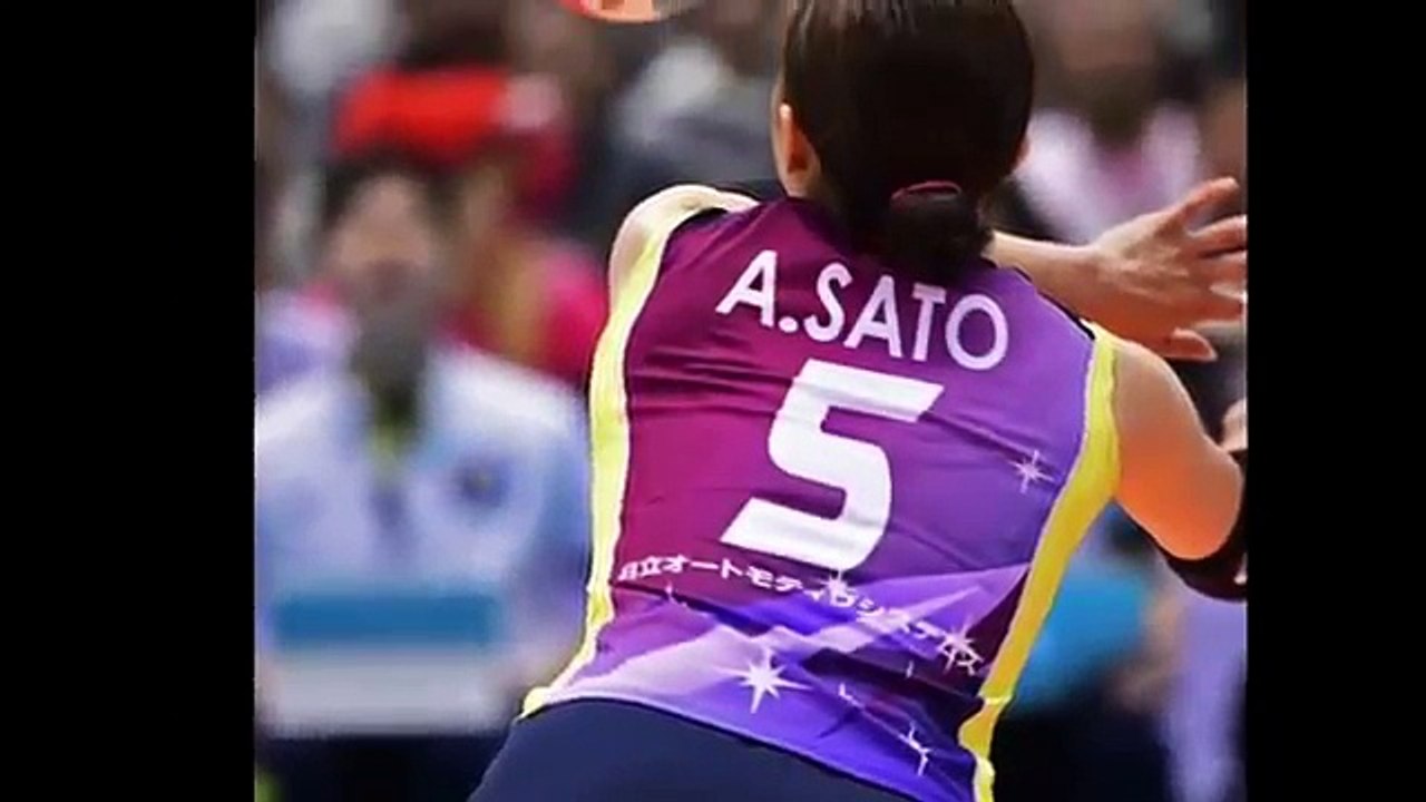 【女子バレー】かわいいリベロ”佐藤あり紗”ボールへの執念！勢い余り食い込むユニフォーム