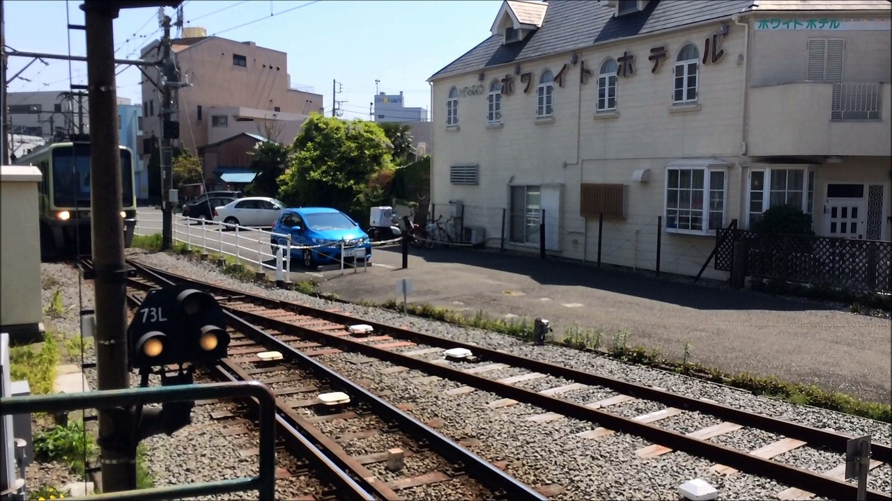 Enoden tram arriving to Kamakura Station