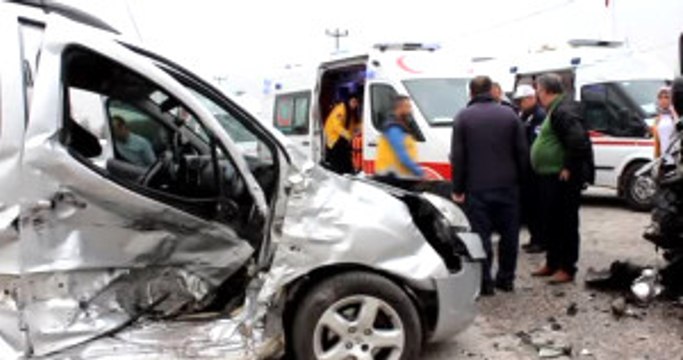 Öğrenci Servisi, Kırmızı Işıkta Geçen Araca Çarptı: 18 Yaralı