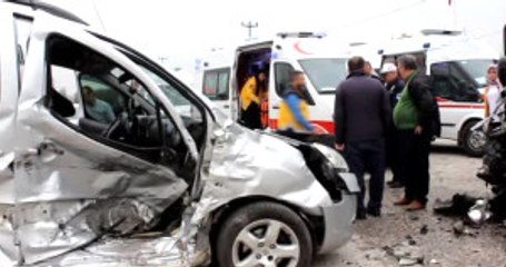 Öğrenci Servisi, Kırmızı Işıkta Geçen Araca Çarptı: 18 Yaralı