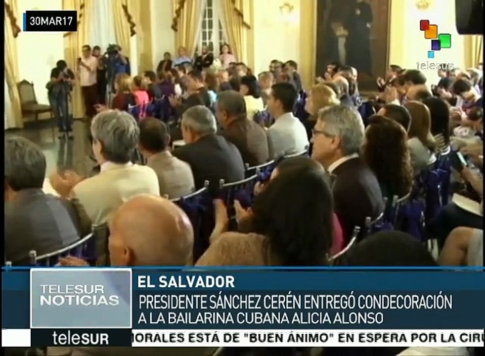 Presidente salvadoreño condecora a la bailarina cubana Alicia Alonso