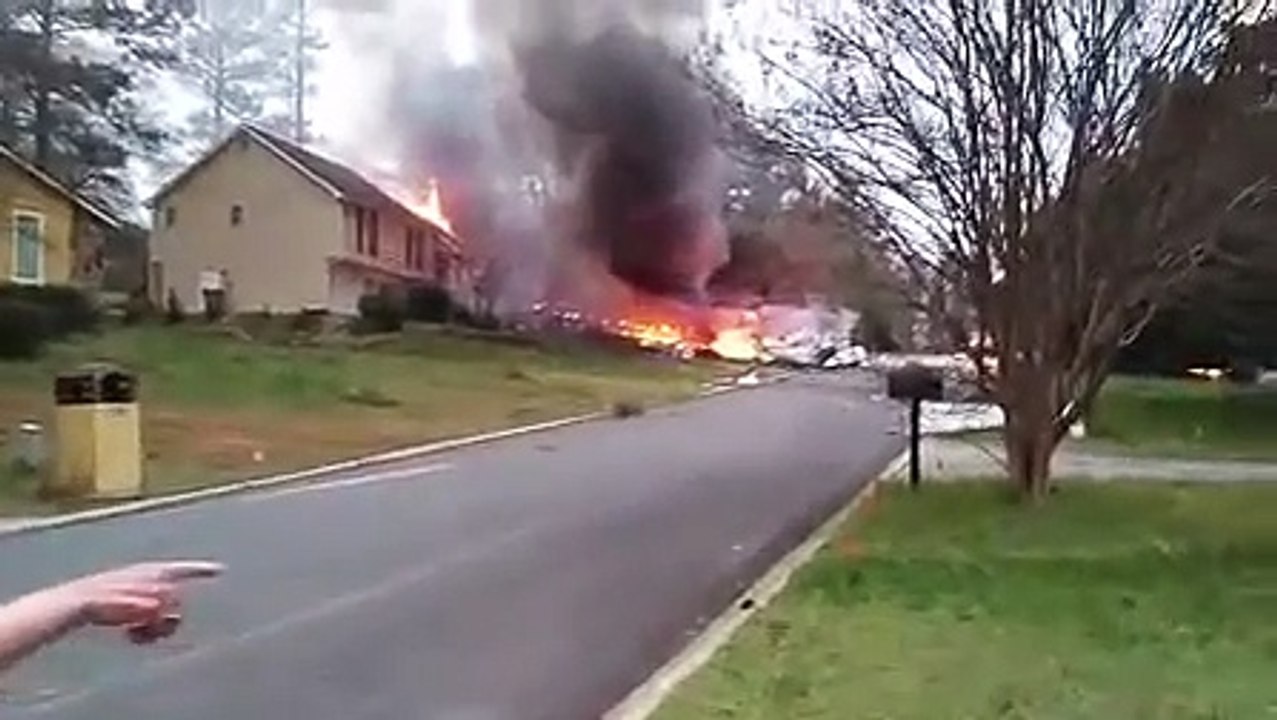 Un avion Cessna s'écrase sur une maison en Géorgie. { Etats-Unis }