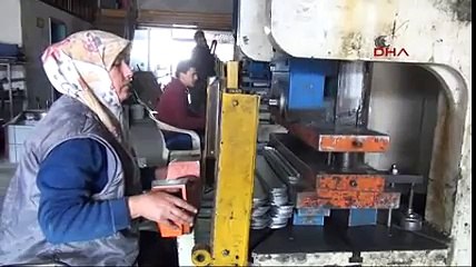 Metale şekil veren kadın patron