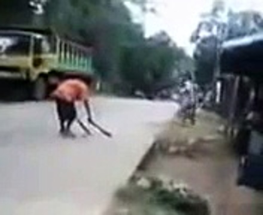 duel maut antara orang gila/nekat..mati rasa
