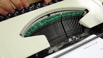 Un artiste a créé une machine à écrire en Comic Sans MS