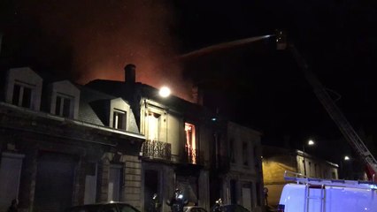 Bordeaux : un immeuble en feu cours Balguerie-Stuttenberg - Vidéo internaute/Pierrick Fontaine