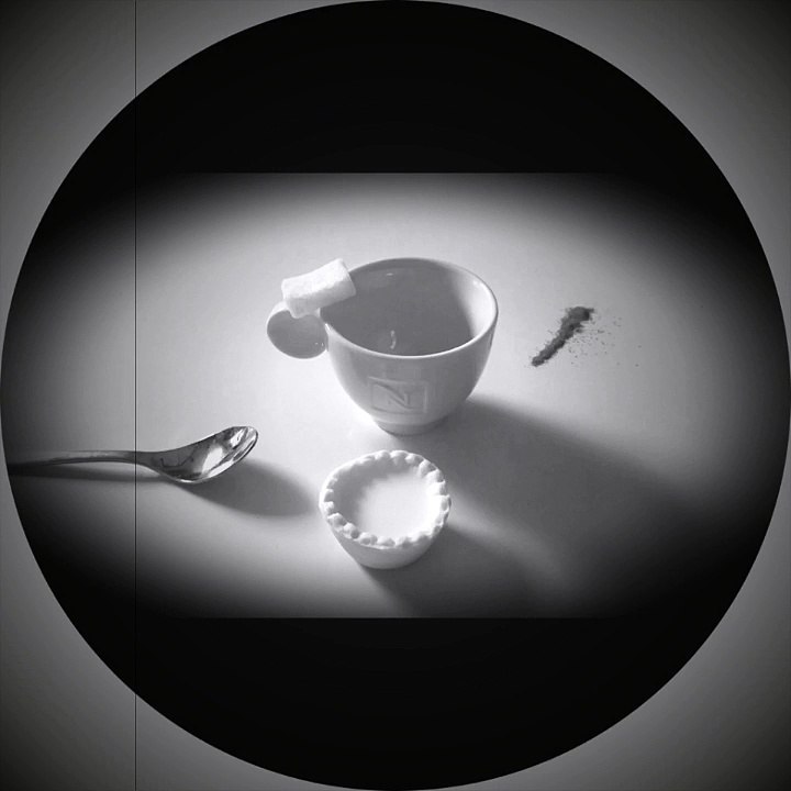 Le café en noir et blanc du sil avec film saquadé