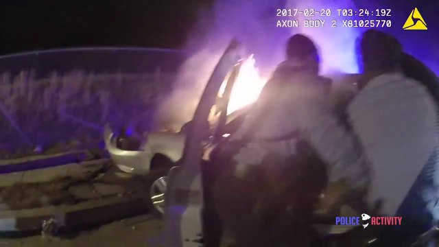 Sauvetage d'un homme dans une voiture en feu par un policier