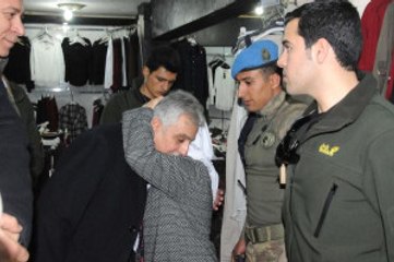 Yaşlı Kadın, Hakkari Valisi'ne Sarılıp, İşsiz Oğlu İçin İş İstedi