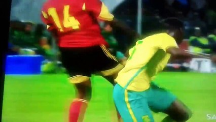 Un arbitre donne un coup de tête à un joueur lors d'une rencontre internationale