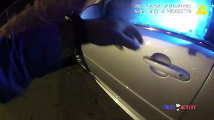 Sauvetage d'un homme dans une voiture en feu par un policier