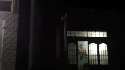 Tóm gọn kẻ trộm gà leo từ nóc nhà