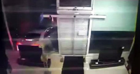 Mağazaya Araçla Giren Hırsızlar, 300 Bin Lira Değerinde Ürün Çaldı