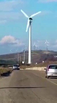 Cette éolienne s'emballe jusqu'à ce que son moteur et ses pales explosent.