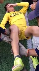 Ce footballeur se fait remettre sa rotule en place directement sur le terrain !
