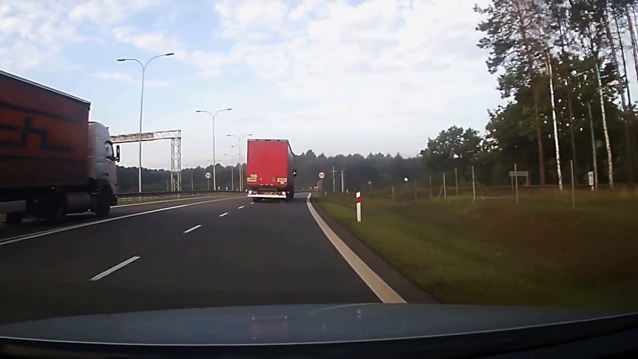 Un chauffeur routier lui fait un queue de poisson, arrache sa voiture et prend la fuite.
