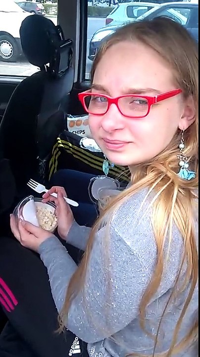 ON MANGE EN VOITURE SUR LE PARKING DE GEANT A GLISY