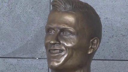 Cristiano Ronaldo a inauguré une drôle de statue à son effigie à l’aéroport de Madère