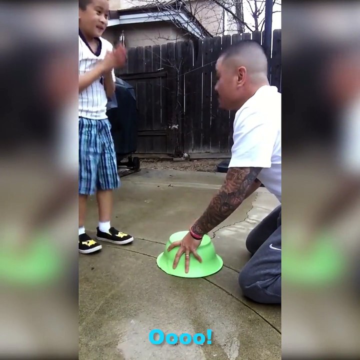 Un père fait une blague de merde à son fils