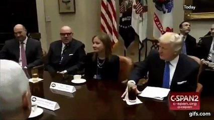 Trump repousse toujours les objets devant lui