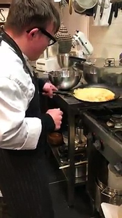 La technique parfaite d'un trisomique pour retourner les crêpes
