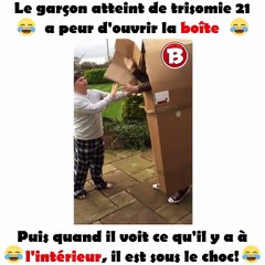 Le garçon atteint de trisomie 21 a peur d'ouvrir la boîte