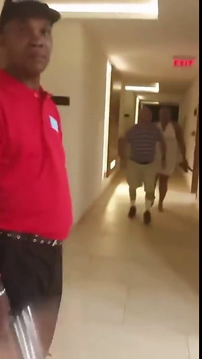 Quand des touristes aident des enfants coincés dans l'ascenseur d'un hôtel