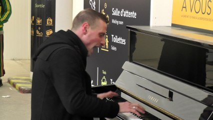 kultur brute : chanteur lyrique au piano sans partition, gare de Rennes