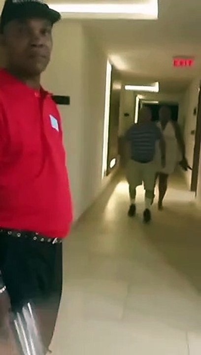 Pour libérer leurs enfants coincés, ces touristes détruisent l'ascenseur d'un hôtel