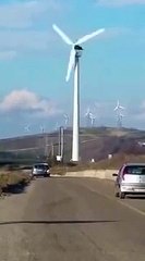 Une éolienne devient complètement folle et s'envole
