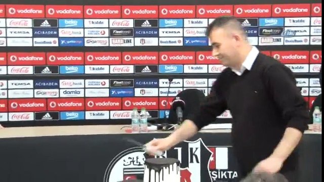 Şenol Güneş'ten Gazetecilere Siyah-Beyaz Pasta İkramı