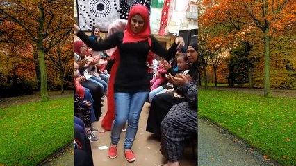 Suriyeli düğününde coşan esmer kız