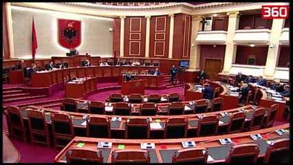 Replika Blushi-Kodheli ne parlament (360video)