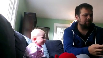 Regardez la réaction de ce bébé quand son oncle fait l'ours!