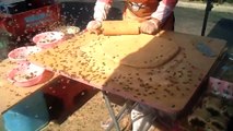 Des centaines d'abeilles recouvrent les gateaux de ce patissier chinois et il n'est pas trop perturbé!
