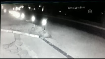 Kaza Ihbarına Giden Polis Aracını Yakmak Istediler