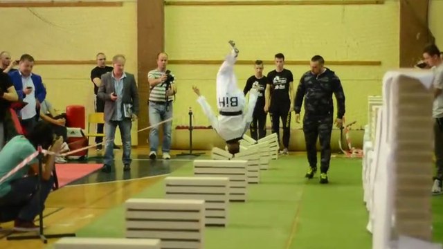 Un ado casse 111 briques avec sa tête