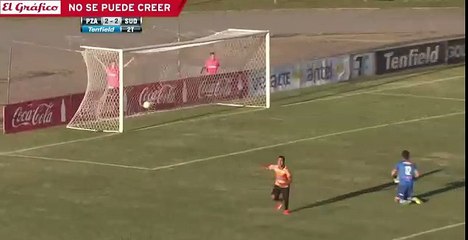 لاعب يخدع حارس مرمى و يسجل هدف