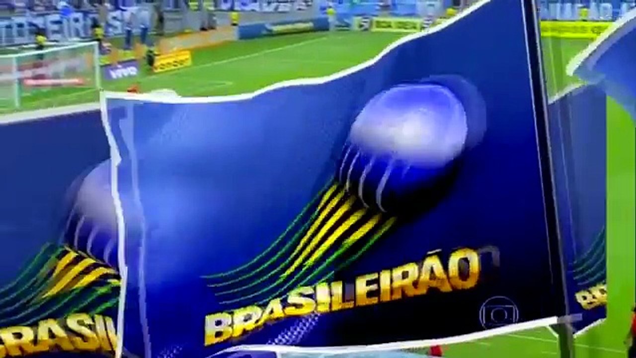 Torcedora do Bahia levanta a camisa e desconcentra Cléber