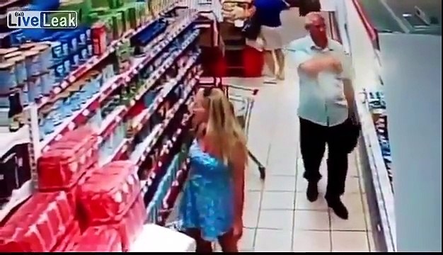 Markette Etek Altı Fofoğraf Çeken Yaşlı Adam