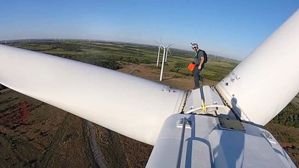 Deux base-jumpers sautent d’une éolienne
