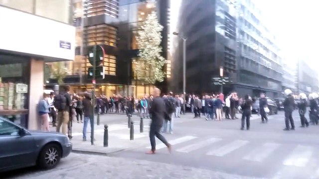 La police a séparé Turcs et Kurdes devant l'ambassade de Turquie