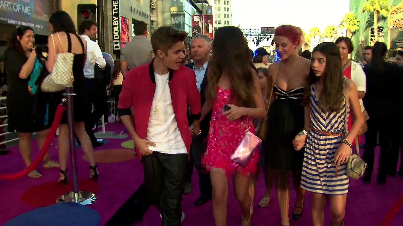 Justin Bieber Kisses A New Mystery Girl