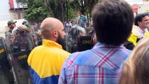 Diputados opositores chocan con militares en Venezuela