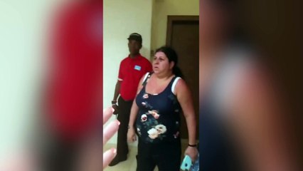 Des touristes libèrent eux-même des enfants coincés dans un ascenseur !