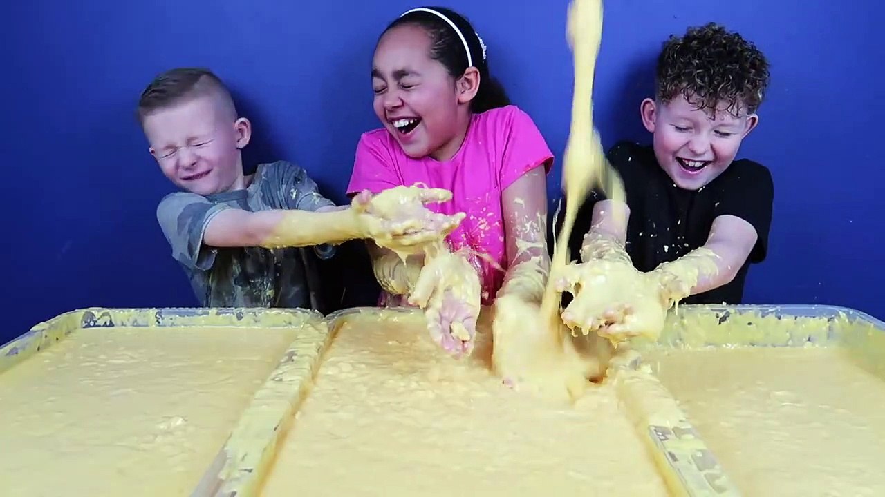 Kids vs Food! Super Gross Toy Challenge - CUSTARD! Shopkins - Num Noms - Hot Wheels Prizes-3sfSzuY
